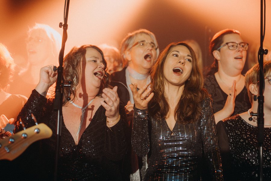 Sängerinnen singen gemeinsam